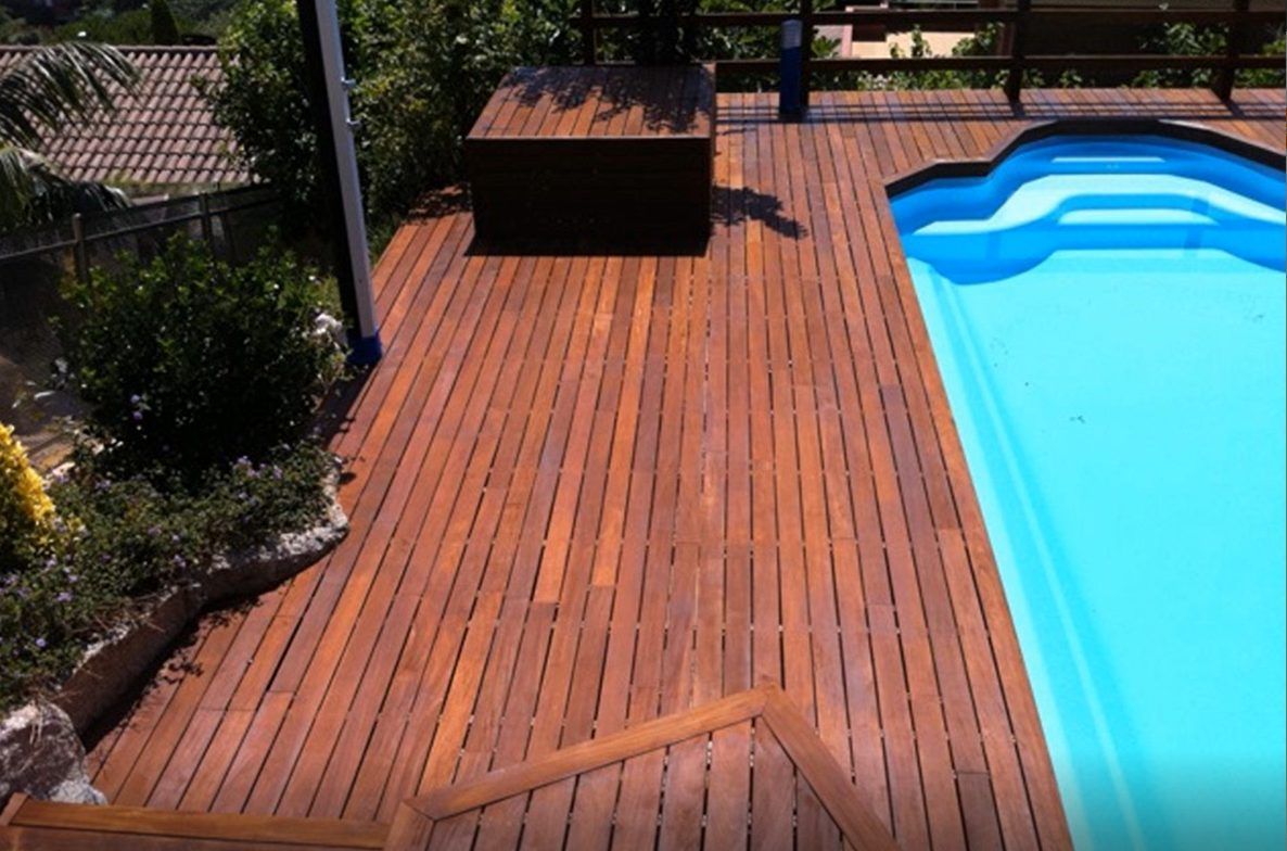 Pintar tarima de madera para piscina con lasur