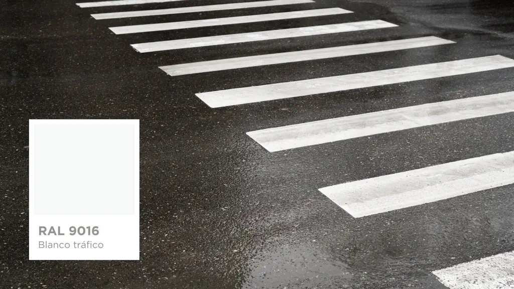 RAL 9016 para señalización peatonal