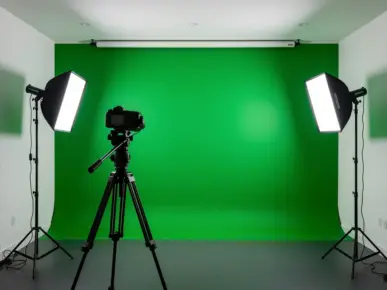 Fondo verde croma de cartulina para fotografía digital en un estudio